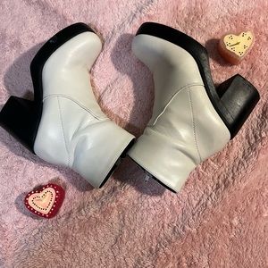 groovy white boots!!!! 🪩